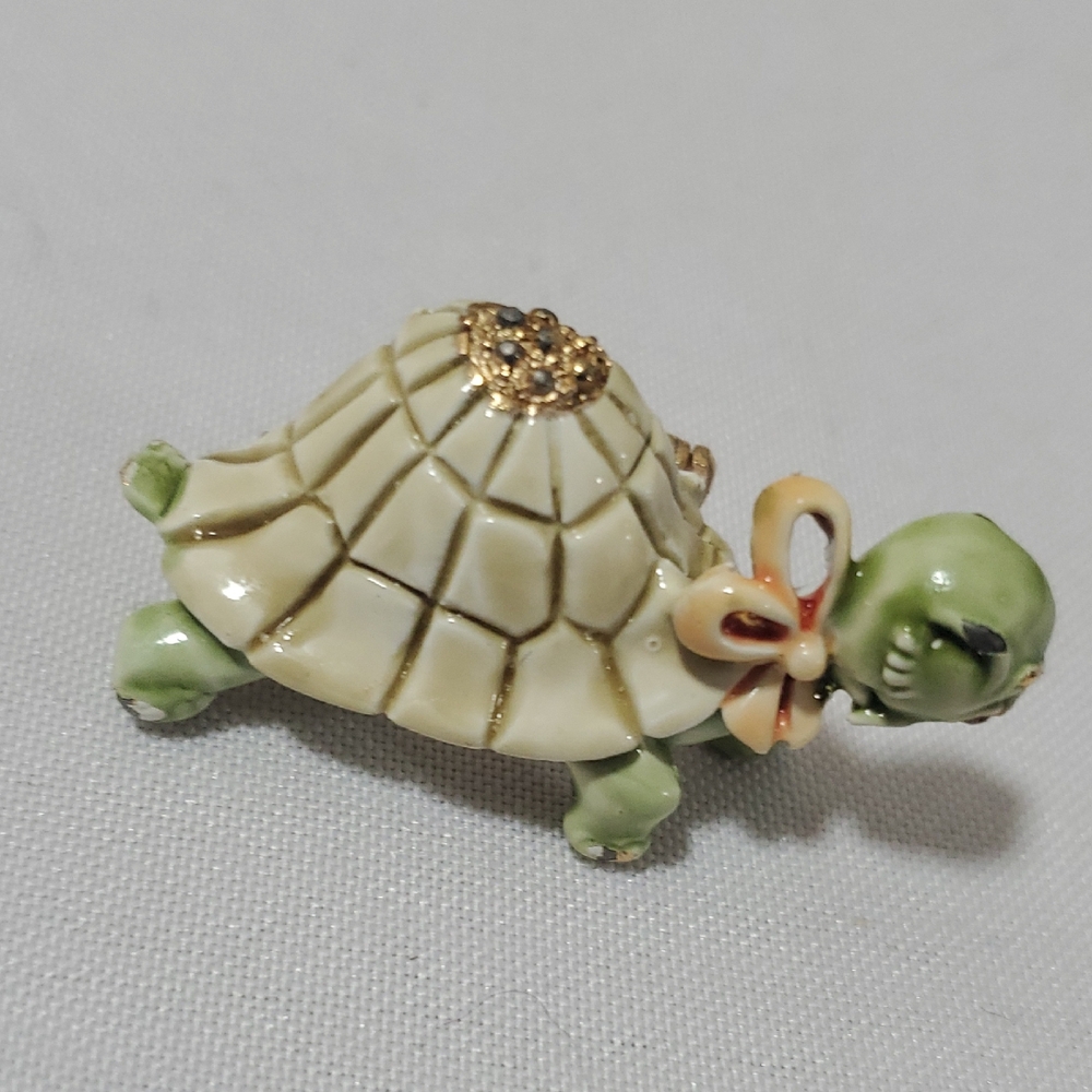 Elegant Green and Cream Turtle Brooch